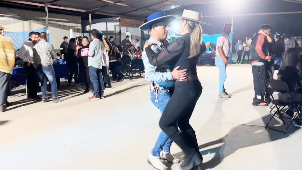 Tremendo corrido que se bailo Roxana con el pariente Julio - LOS TREMENDOS LAURELES