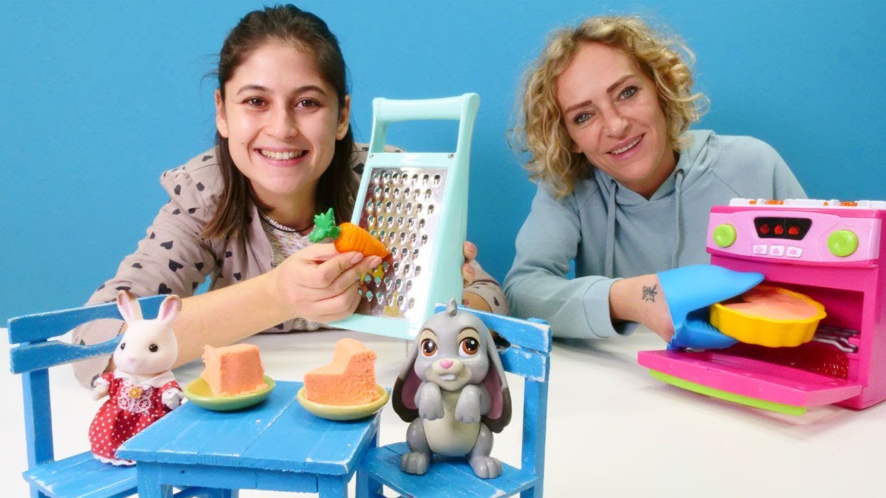 Oyuncak Kafe. Havuçlu kek yapıyoruz! Çocuk videosu