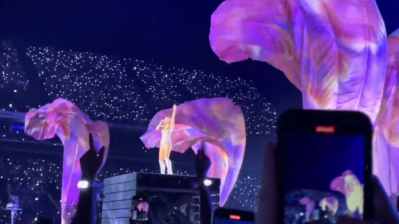 Taylor Swift - intro Cruel Summer live @ Paris La Défense Arena 10/05/2024