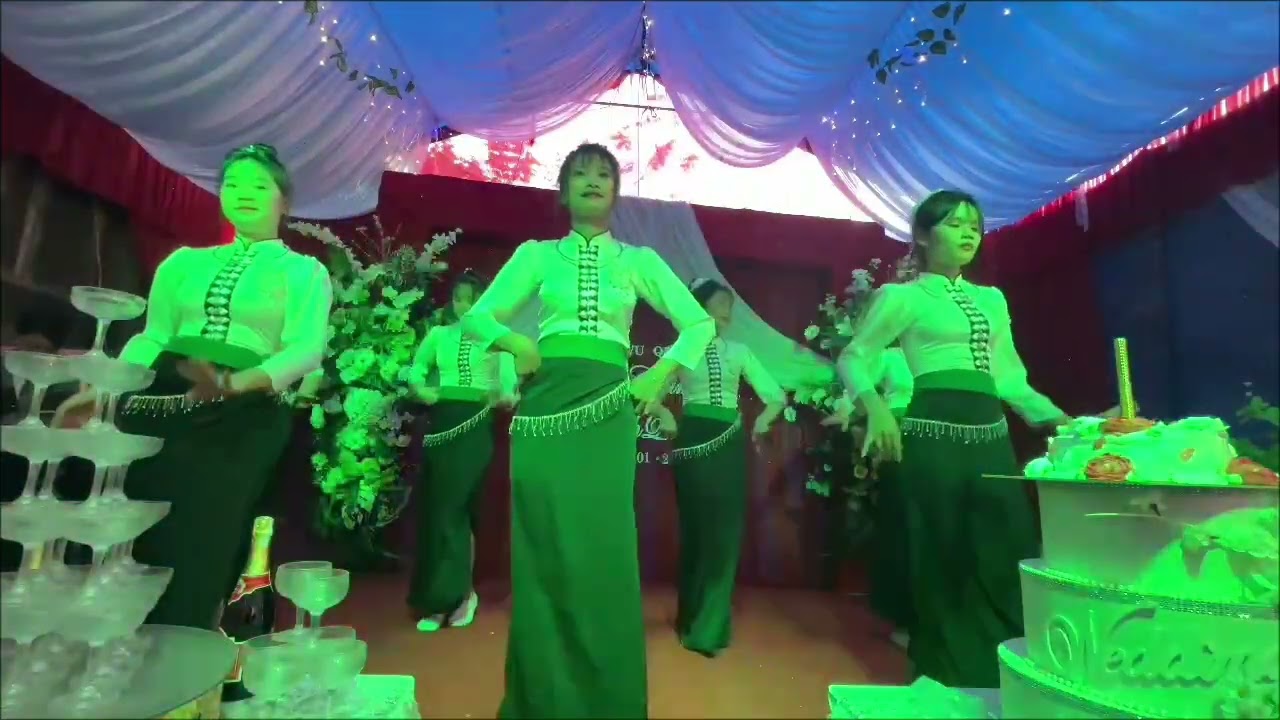 Múa Inh Lả Ơi mừng Lễ Vu Quy của cô dâu Diệu Châm và chú rể Minh Quang tại bản Cơi Mường Cơi 