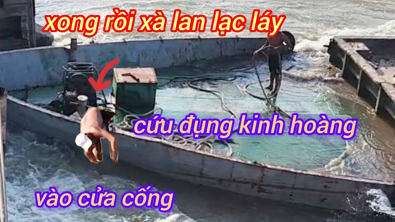 Sà lan lạc láy đụng thẳng vào cửa cống va chạm rất mạnh anh phụ xế lúng túng 