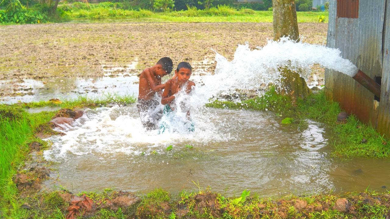 Old Memories Day village life bath in the paddy field water pump machine |