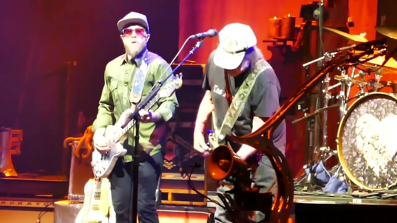 Neil Young & the Chrome Hearts 