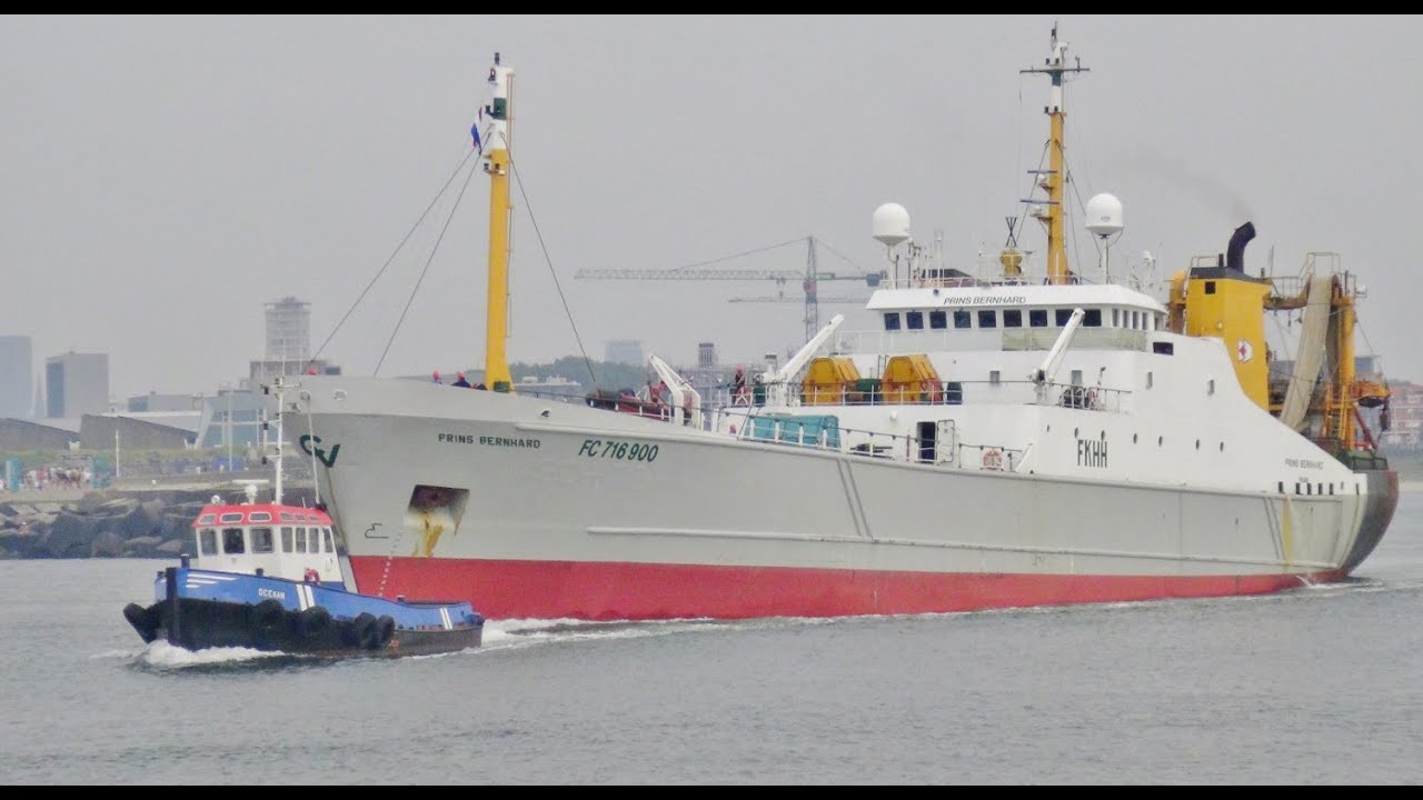 Prins bernhard (hektrawler) naar zee met hulp, scheveningen 20-7-2016