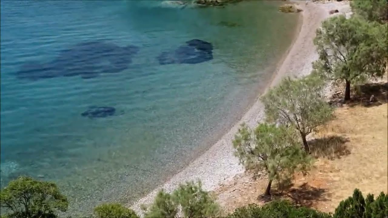 Νήσος Τριζόνια, παραλία Άσπρα Χαλίκια