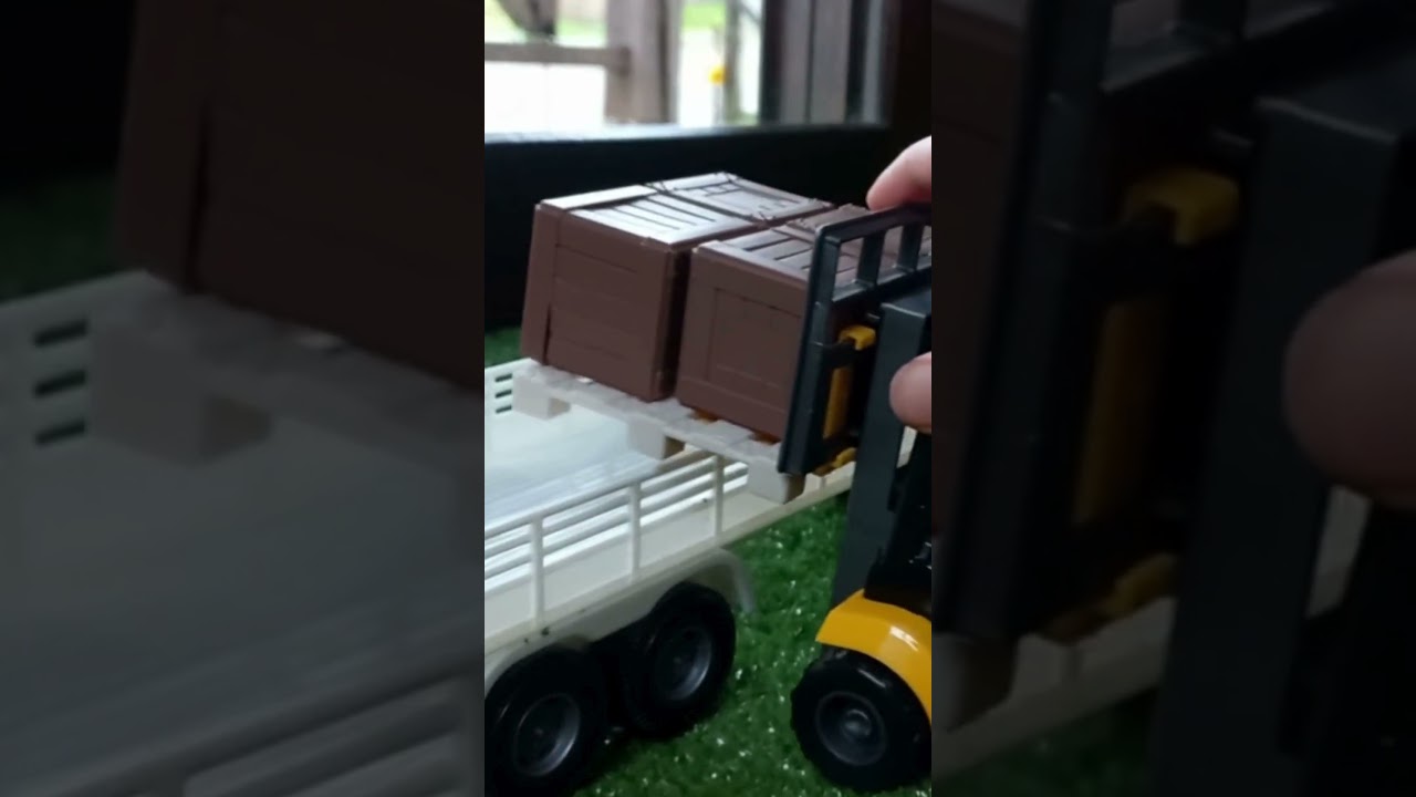 construindo fazendinha com. Empilhadeira, Caminhões. Alimentando animais na Fazenda  #automobile