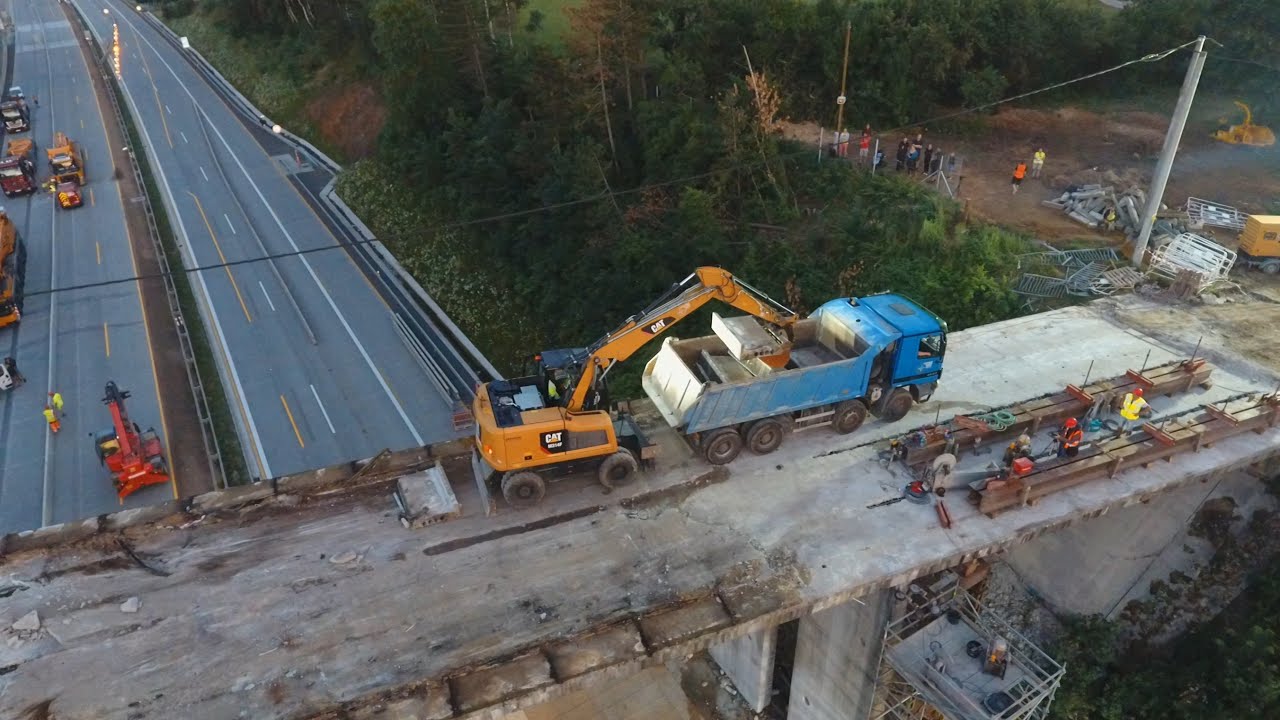 Demolice mostu na D1 / part 2 - příprava bagrem CAT M314F - Demolice - Demolition - Abbruch