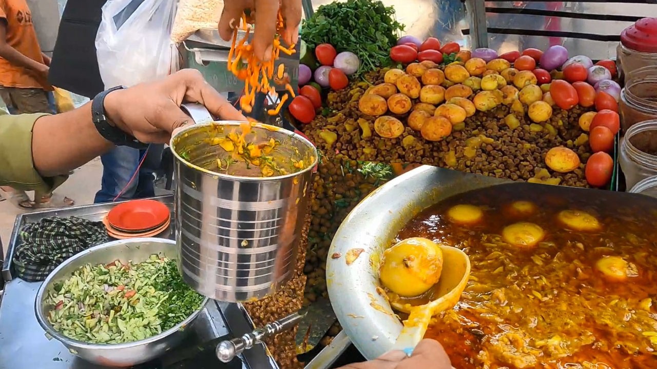 Amazing Boy Sells Best Evening Time Snacks Chana Masala Chaat & Egg Bhuna  Delicious Puffed Rice Mix