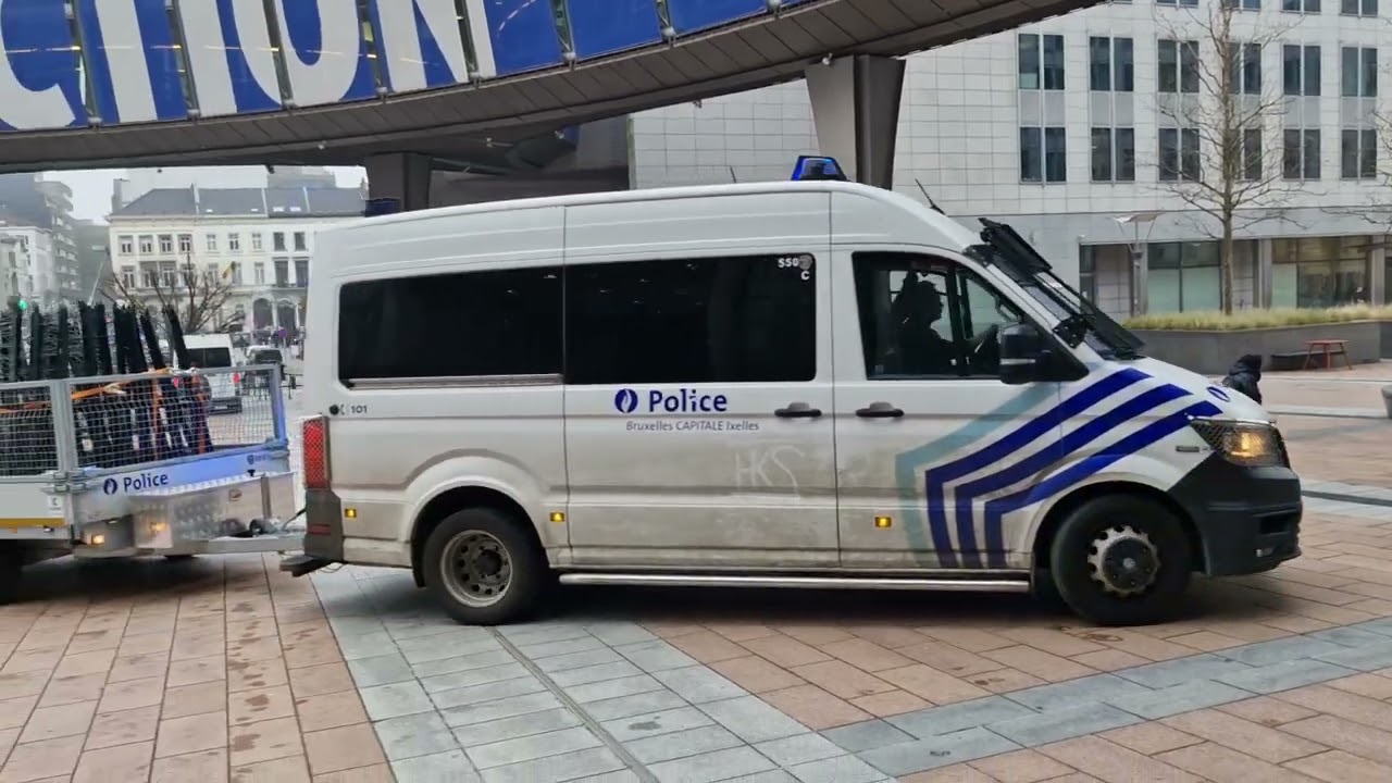 Bryssel 28.1.2026. Poliisit tuo piikkilanka-aitaa ja vähän rakennuksia. 💁‍♂️🚙