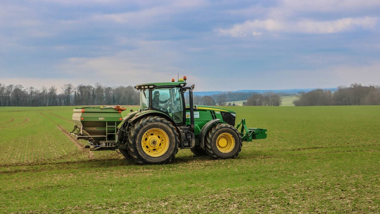 [Drone PIX] John Deere 7230R pour les épandage d'engrais.