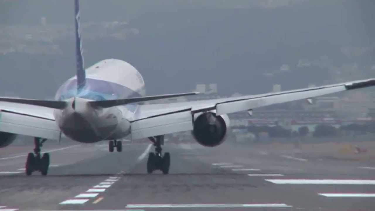 飛行機　雨の離着陸、逆噴射の水煙　伊丹空港