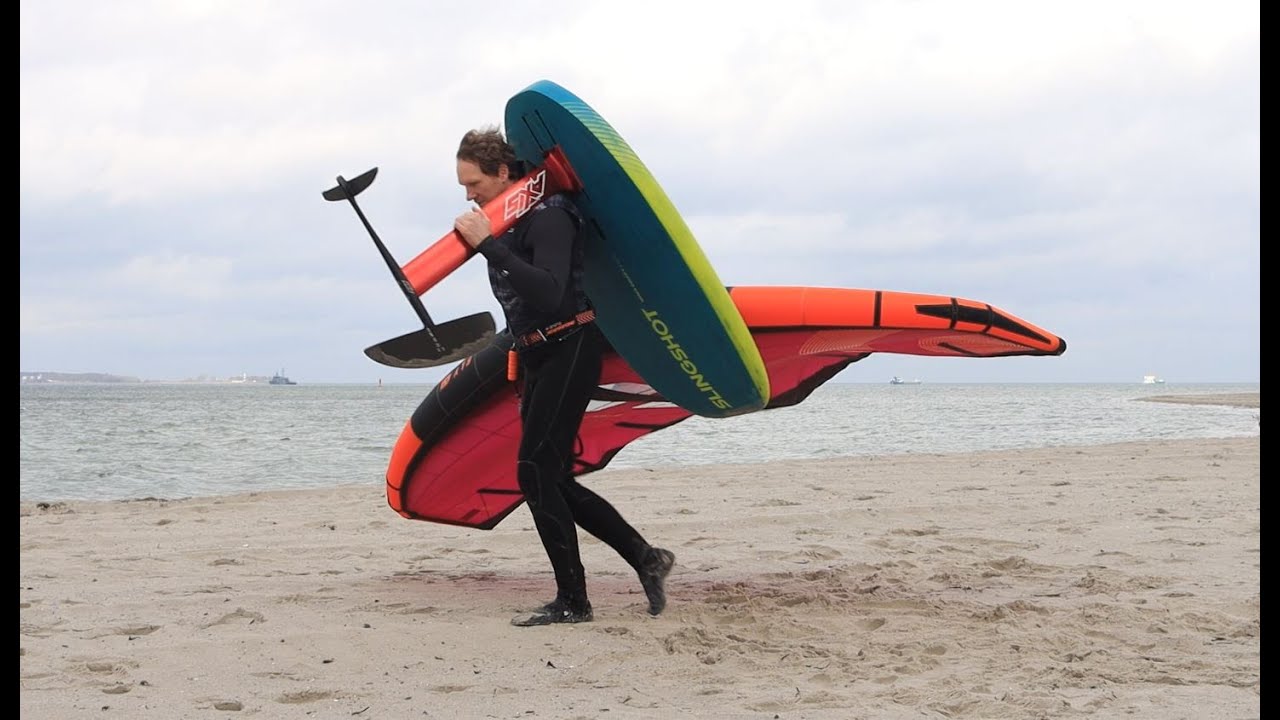 Wingsurf-Basics - so trägst du Board und Wing am besten ins Wasser