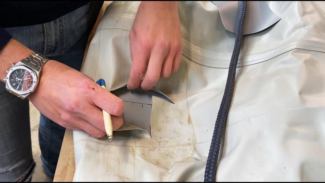Riparazione con toppa interna/ esterna su tender e gommoni  in PVC