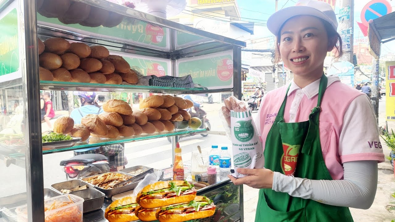 KINH TẾ KHÓ KHĂN CHỊ GÁI XINH ĐẸP BỎ VIỆC CỬA HÀNG TRƯỞNG ĐỂ KHỞI NGHIỆP BÁN BÁNH MÌ THUẦN CHAY