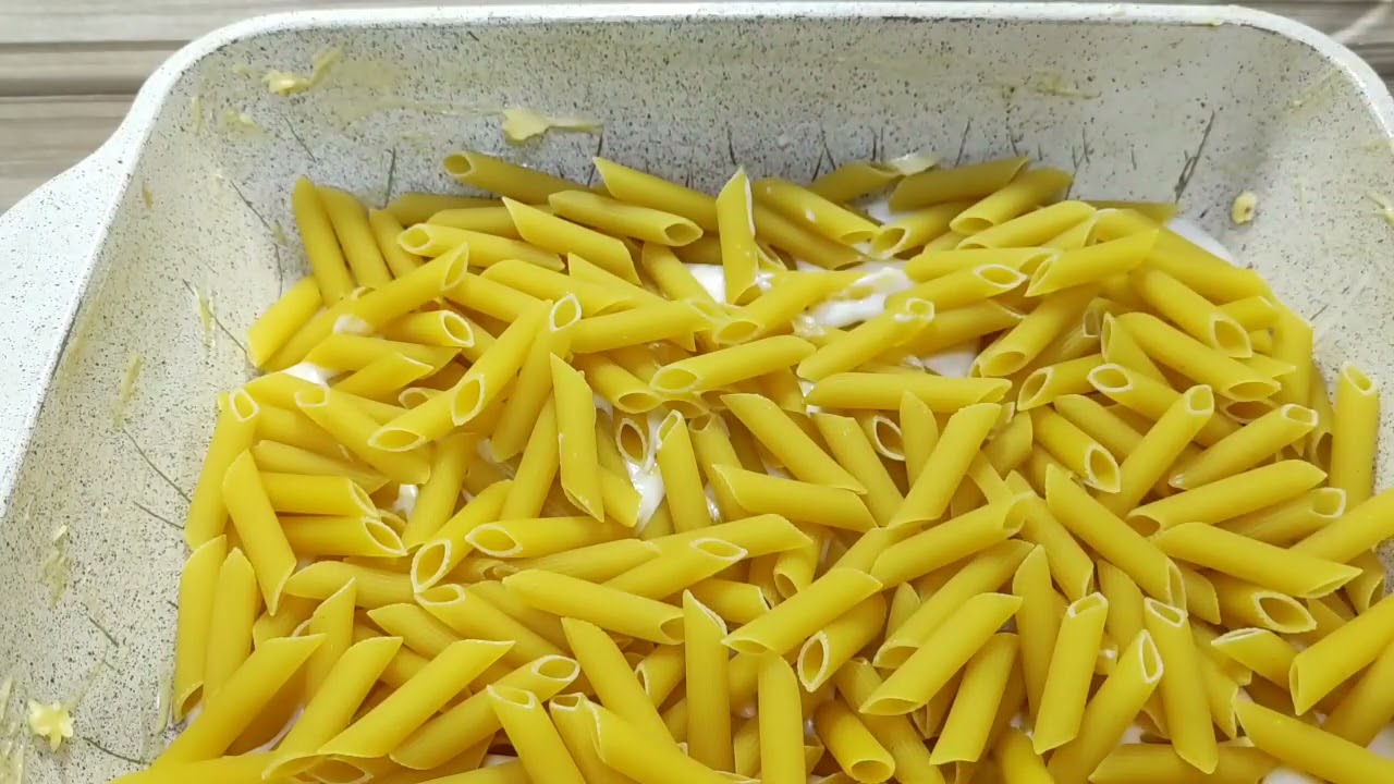 ولا تسلقى ولا تحمرى ياريتنى ما سمعت كلامهم  عملت المكرونة البشاميل نيه😭😭😭😭 محدش بيقول الصح