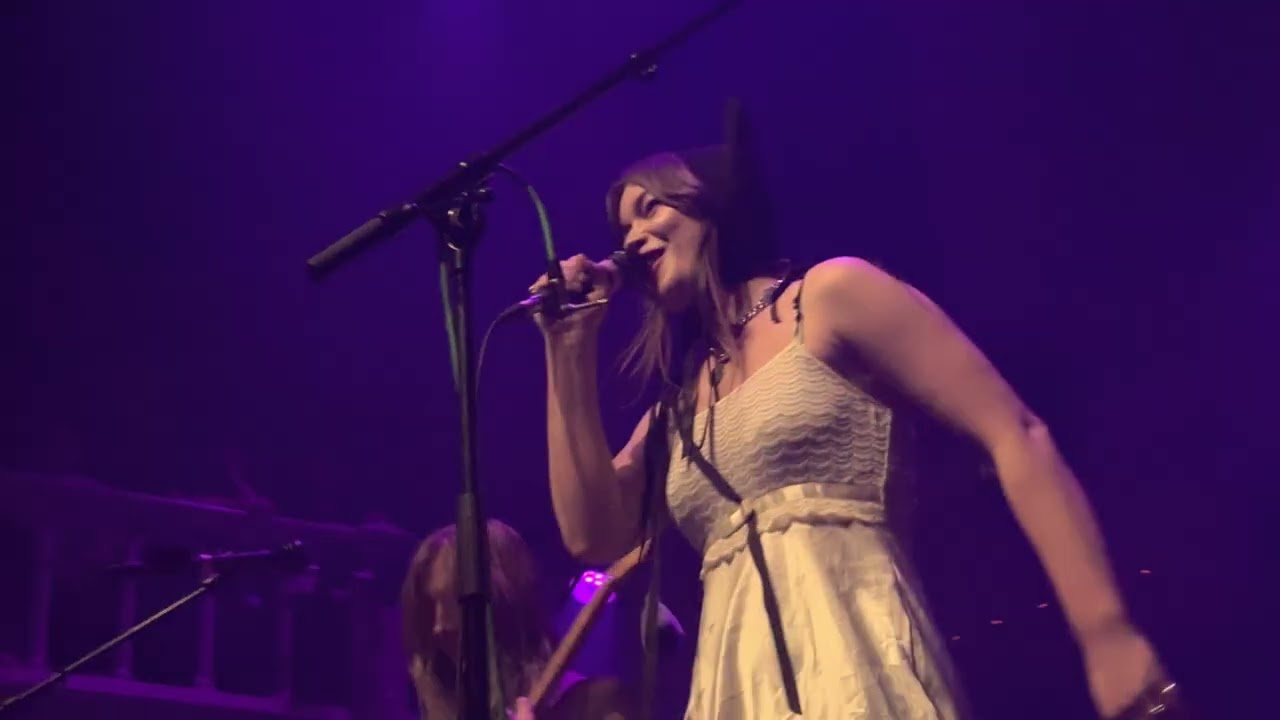 Wet Leg - I Want To Be Abducted (By a UFO) [[Live at Paradiso Amsterdam 11-11-2022]]