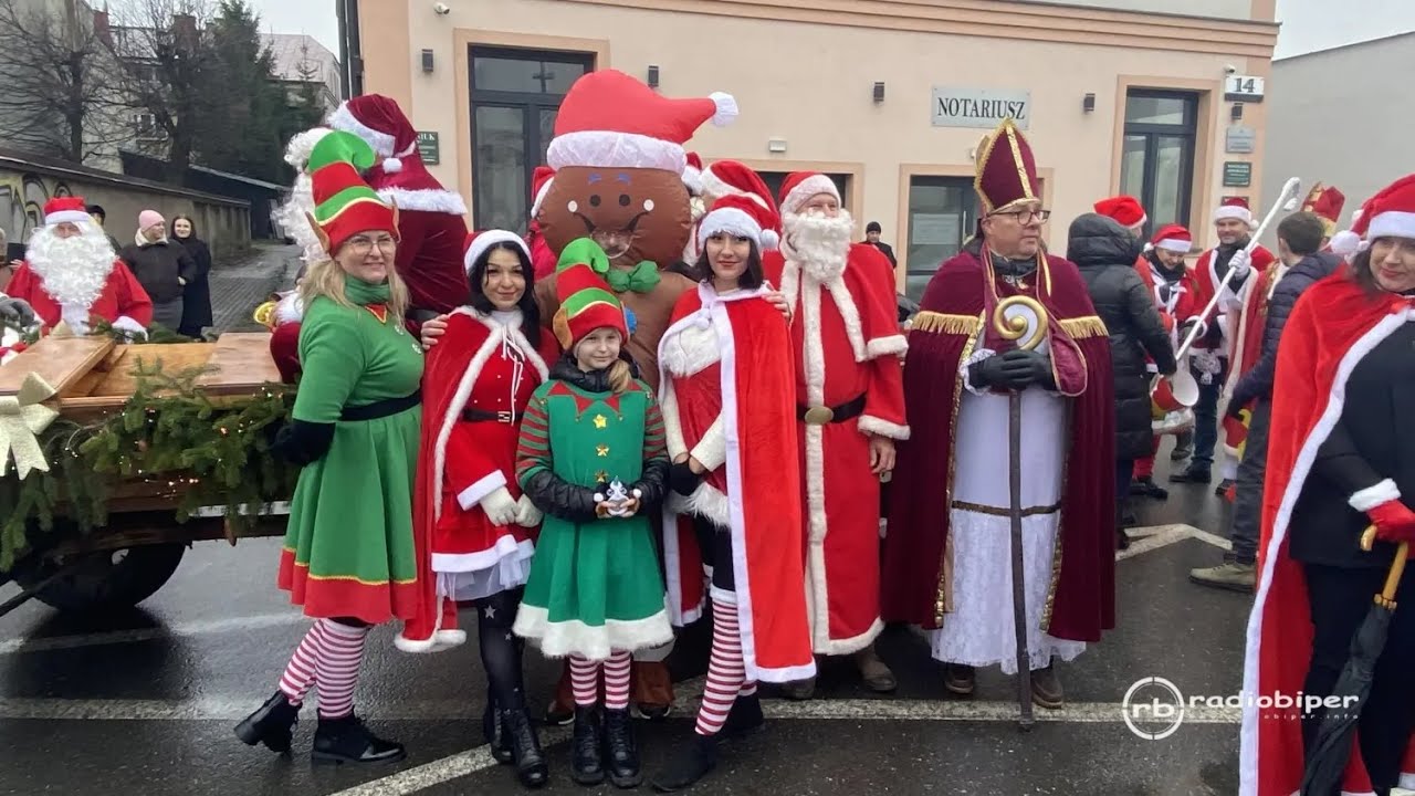 Święty Mikołaj poprowadził uczestnik&oacute;w orszaku na międzyrzecki świąteczny jarmark