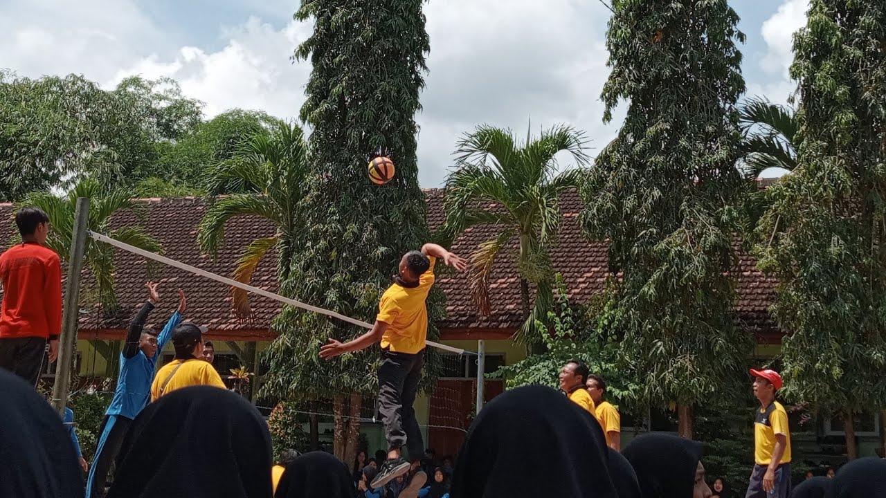 bola voli plastik bapak guru MTsN 2 TULUNGAGUNG vs pemain voli kelas 8