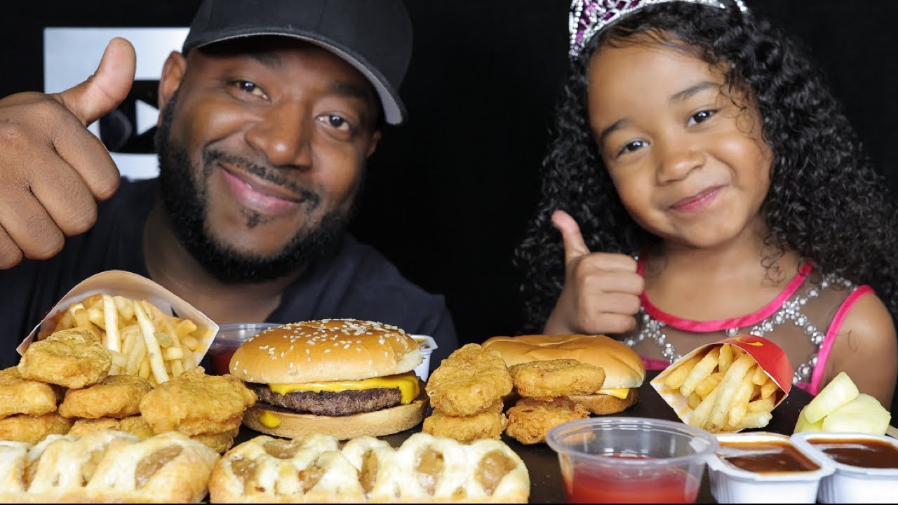 EATING MCDONALDS WITH MY DAUGHTER. MUKBANG (EATINGSHOW) TCEATS