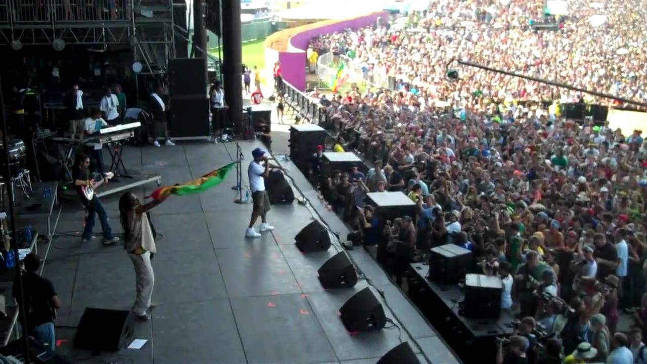 Nas Performs 