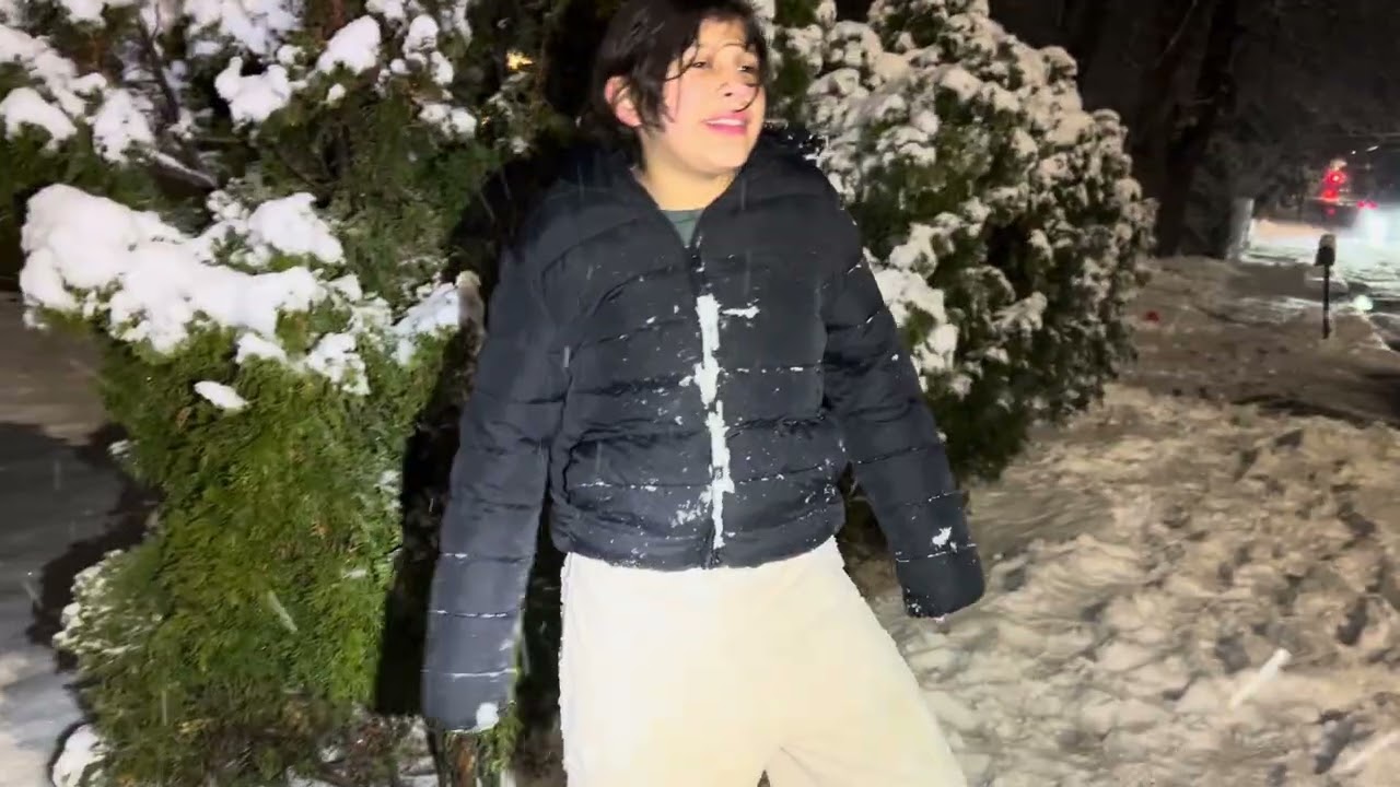 Diversión de noche en la nieve #noches #videos #divertido #canal #muñecodenieve #oscuridad #mejor #🧊
