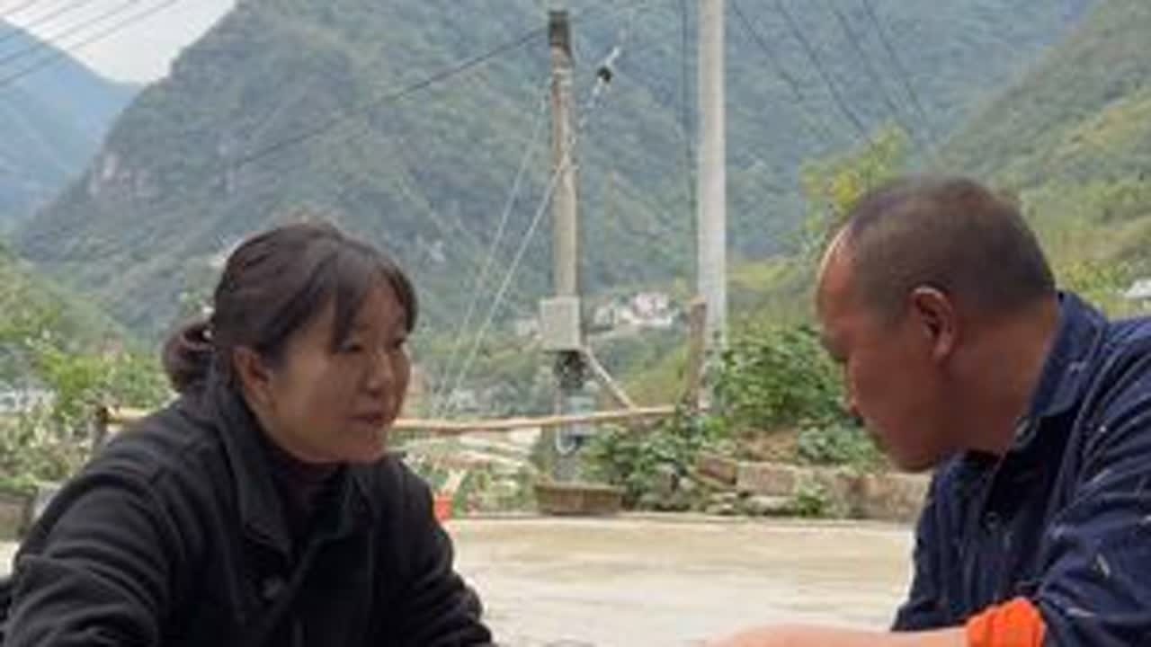 日子平凡却忙碌充实，在山间寻找大自然的馈赠。虽无波澜壮阔，却有朴实的满足。生活就是这样，在平凡中发现美好，享受每一个忙碌而充实的日子，为自己的小日子努力加油！#三农#我的农村生活#山货出村 #神农架