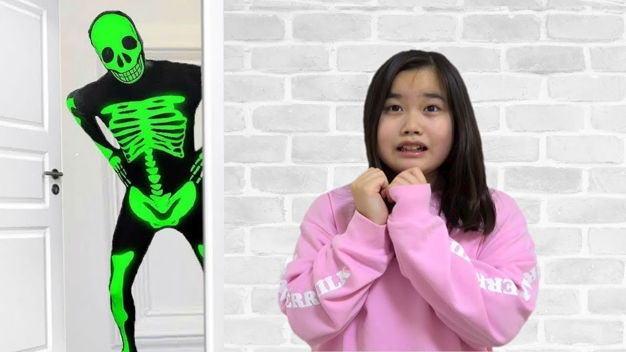 ガイコツが落ちてきた!! 誰かを探しに来た!? Skeleton playing with Green Body Suit