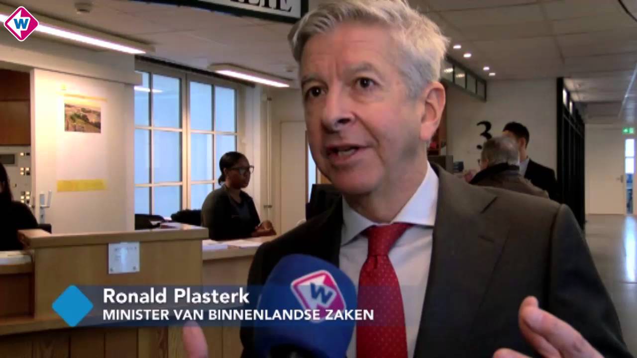 Plasterk reikt eerste elektronische identiteitskaart uit aan Hagenaar