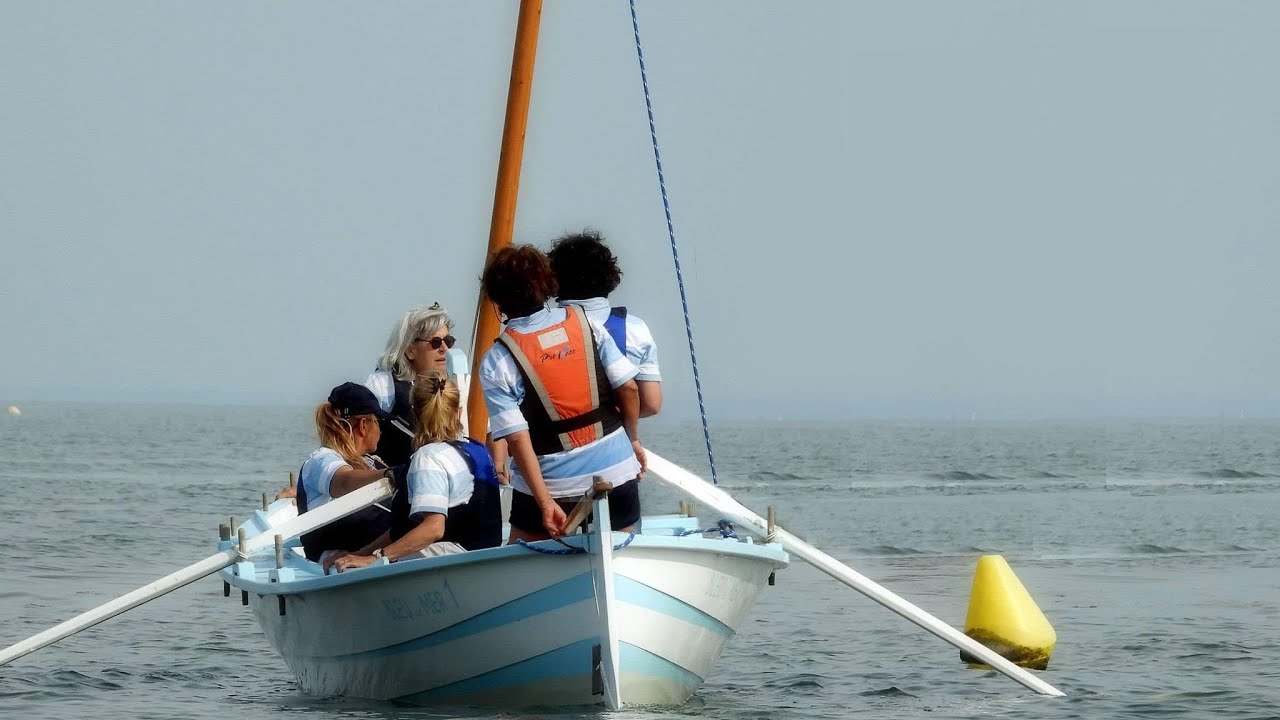 Un équipage féminin en pinasse à voile