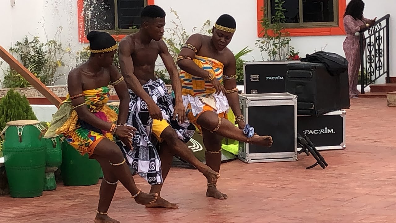 TRUE AKAN CULTURE: Wow traditional dance at Fella Makafui and Medikal’s wedding