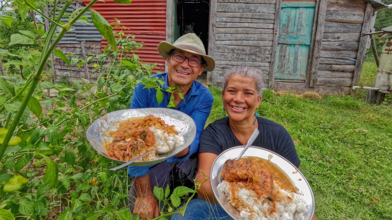 Cocinando ARROZ con HABICHUELAS y POLLO guisado en un campo que parece un PARAISO en JARABACOA