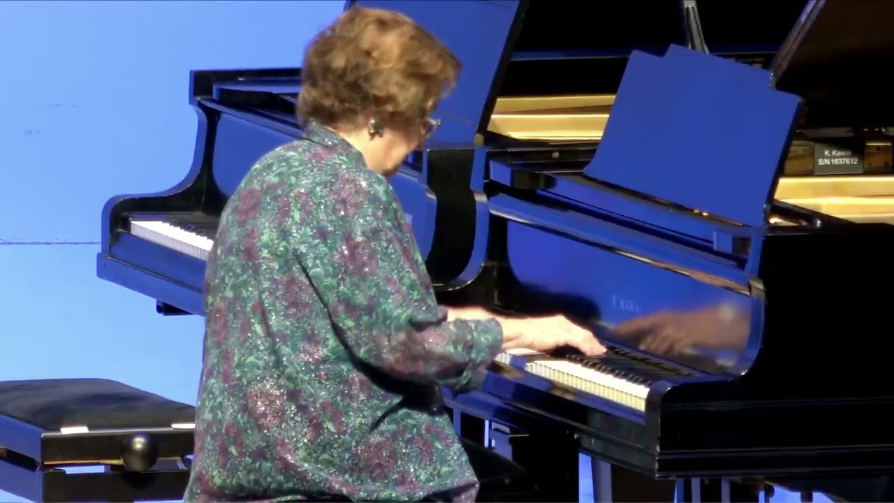Julia Reimold Performs 