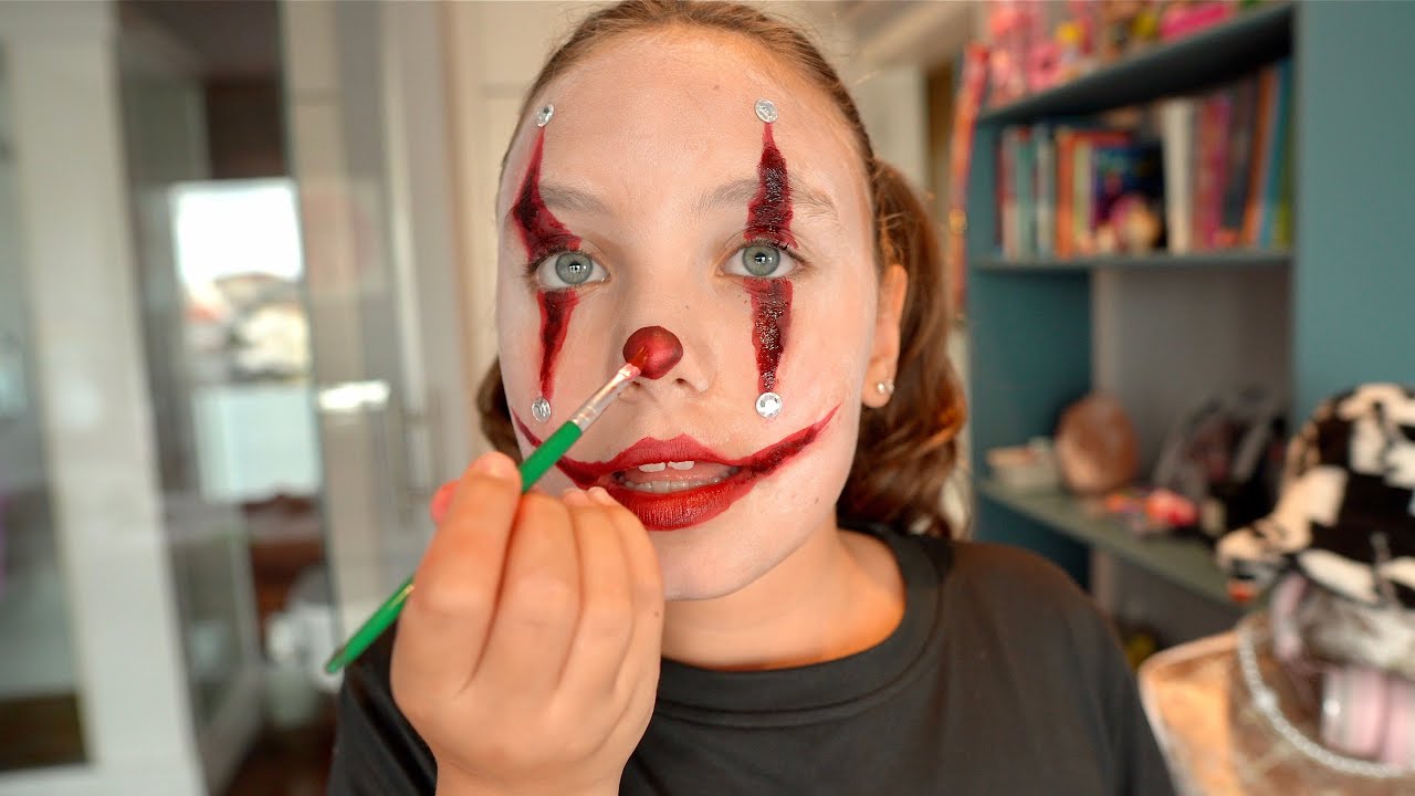 ALMA sminkar sig till HALLOWEEN clown