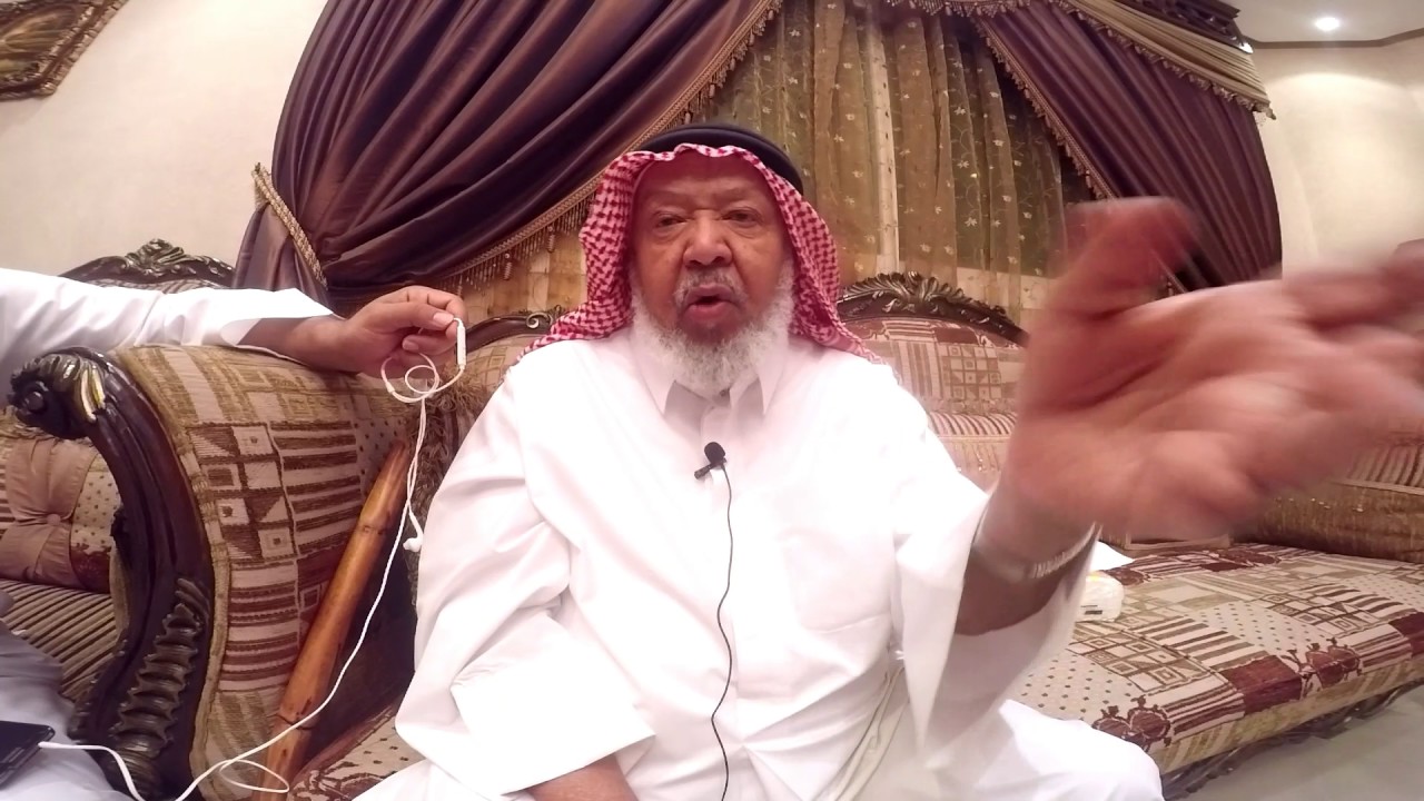 ذئب يحمي إنسان من الذئاب