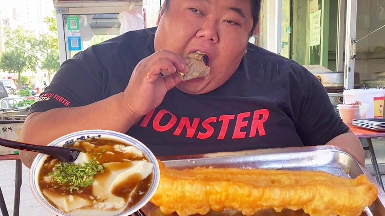 煎饼果子+豆腐脑，胖哥横跨半个城去吃早餐，刚出锅的大油条就是香！【胖猴仔】