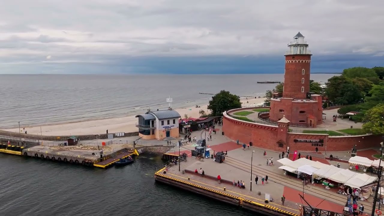 KOŁOBRZEG Z DRONA | LATARNIA | MOLO | PORT | PLAŻA | WAKACJE 2025 [4K]