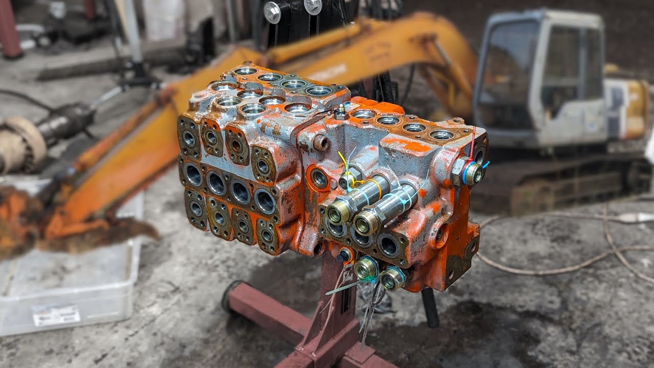 Ремонт экскаватора: разборка блока управления клапанами - Hitachi EX120-2