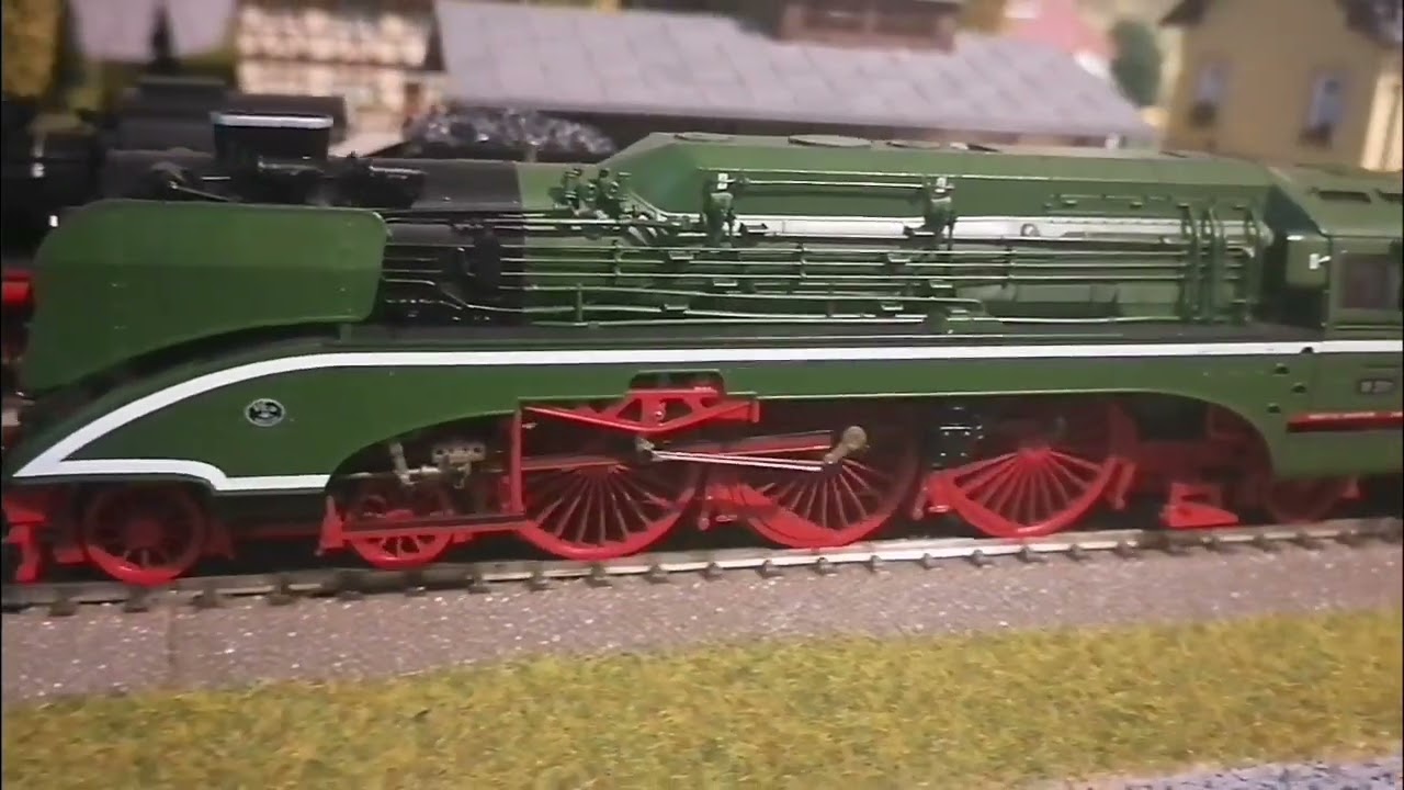 BR 18 201 von Roco H0 mit ESU Loksound 5