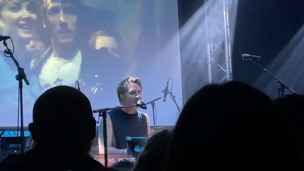 Chesney Hawkes keyboard medley Docks Academy Grimsby 4 April 2025