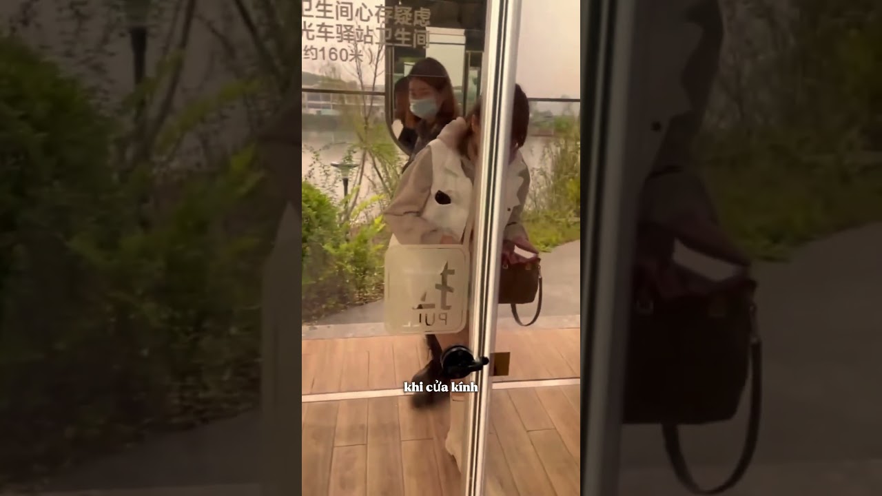 C&ocirc; g&aacute;i loay hoay ở nh&agrave; vệ sinh c&oacute; cửa k&iacute;nh trong suốt
