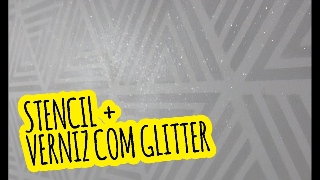Stencil + verniz com glitter na parede
