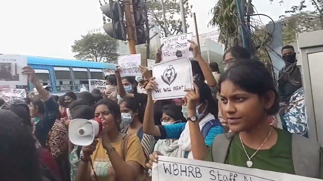 Nursing Candidate's দের জমায়েত স্বাস্থ্য ভবনের সামনে ।