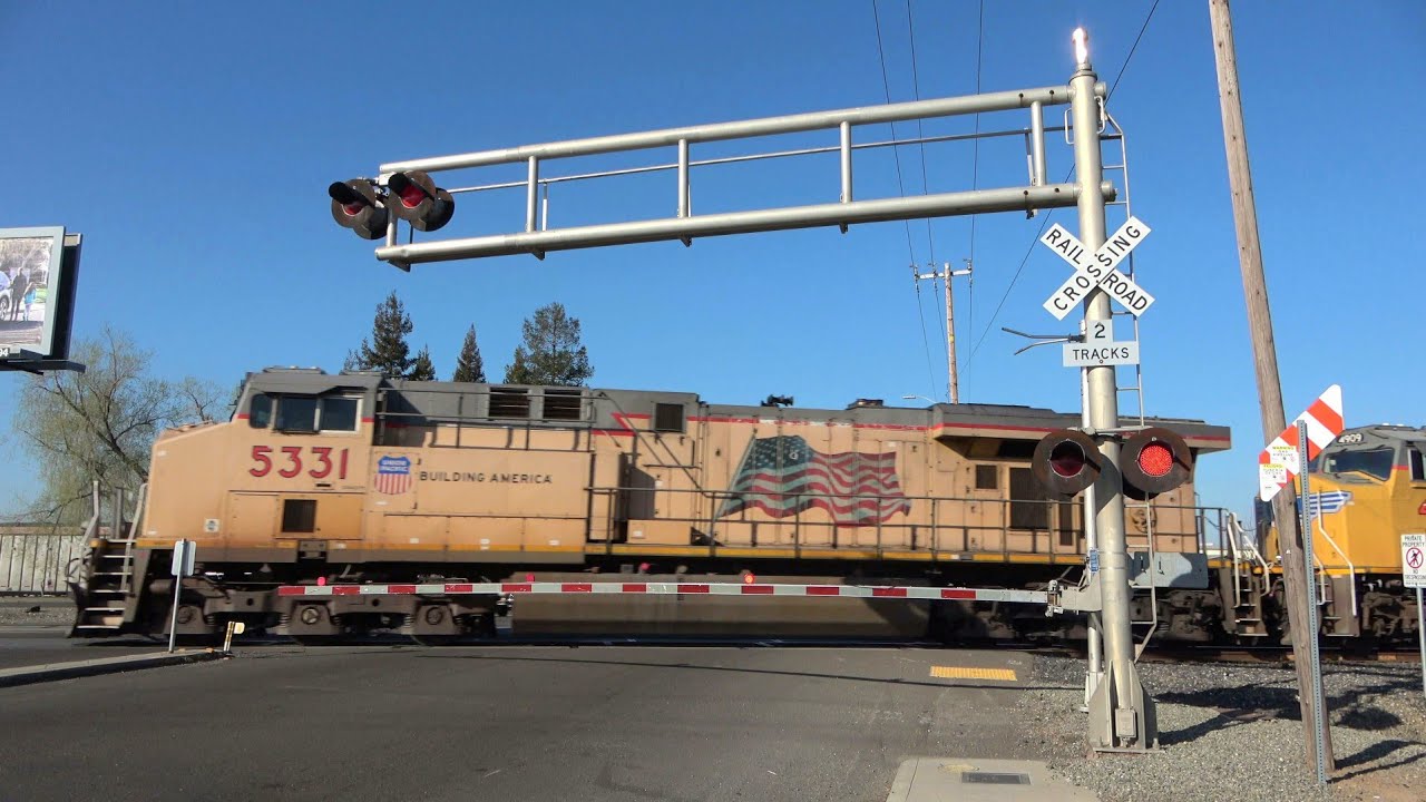 UP 5331 Manifest South, 14th Ave. Railroad Crossing, Sacramento CA