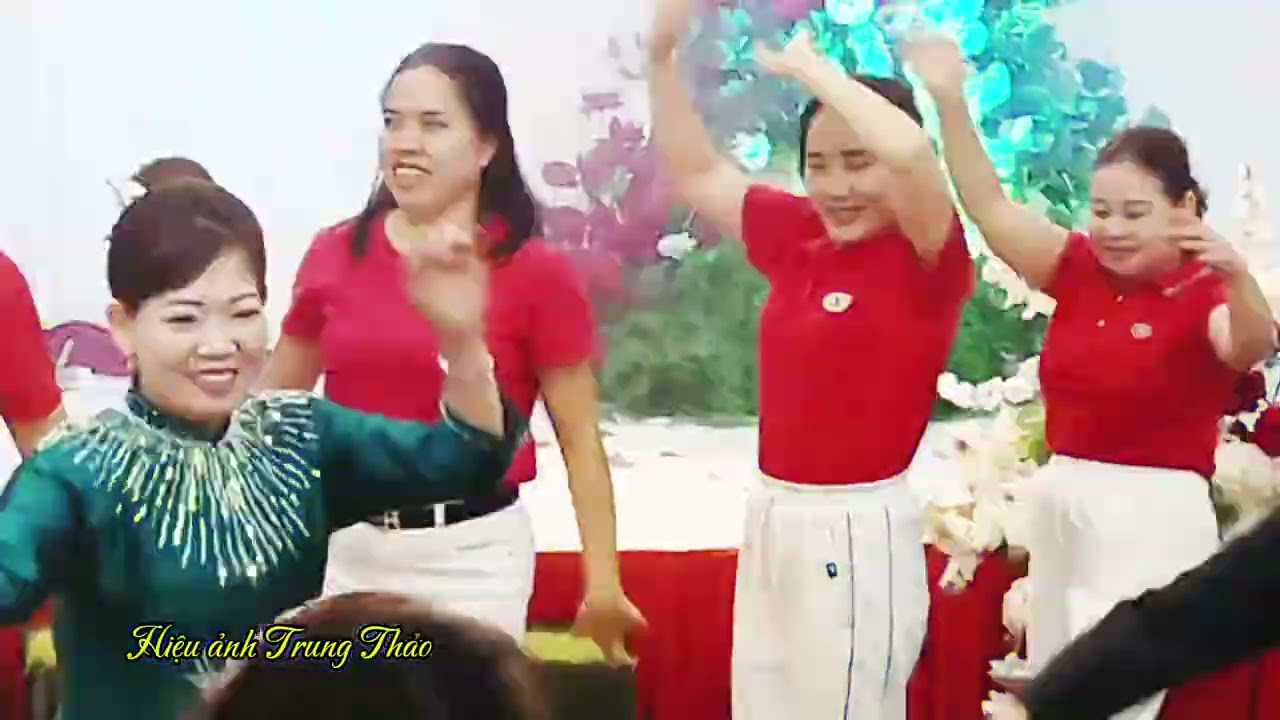 CLB Dân Vũ Đông Lai với *vòng tay tình yêu*
