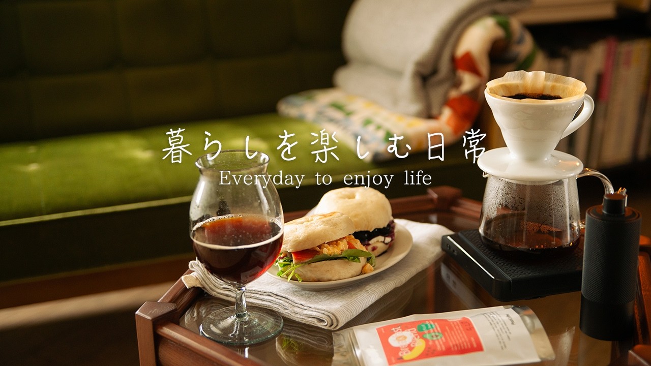 簡単に作れる美味しいベーグルとスープの朝食。お家で楽しむコーヒータイム。