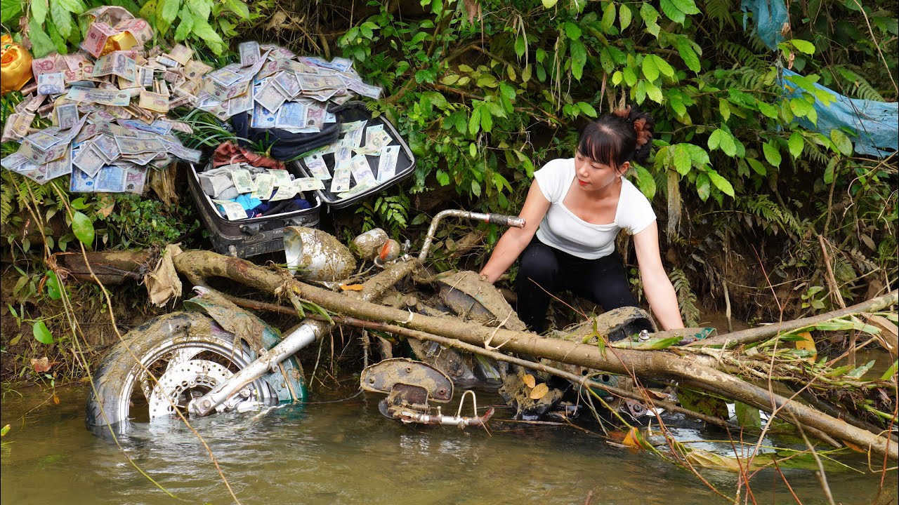 Poor Girl Picks Up Scrap | Girl Finds Large Sum Of Money And Antique Motorbike Swept Away By Flood.
