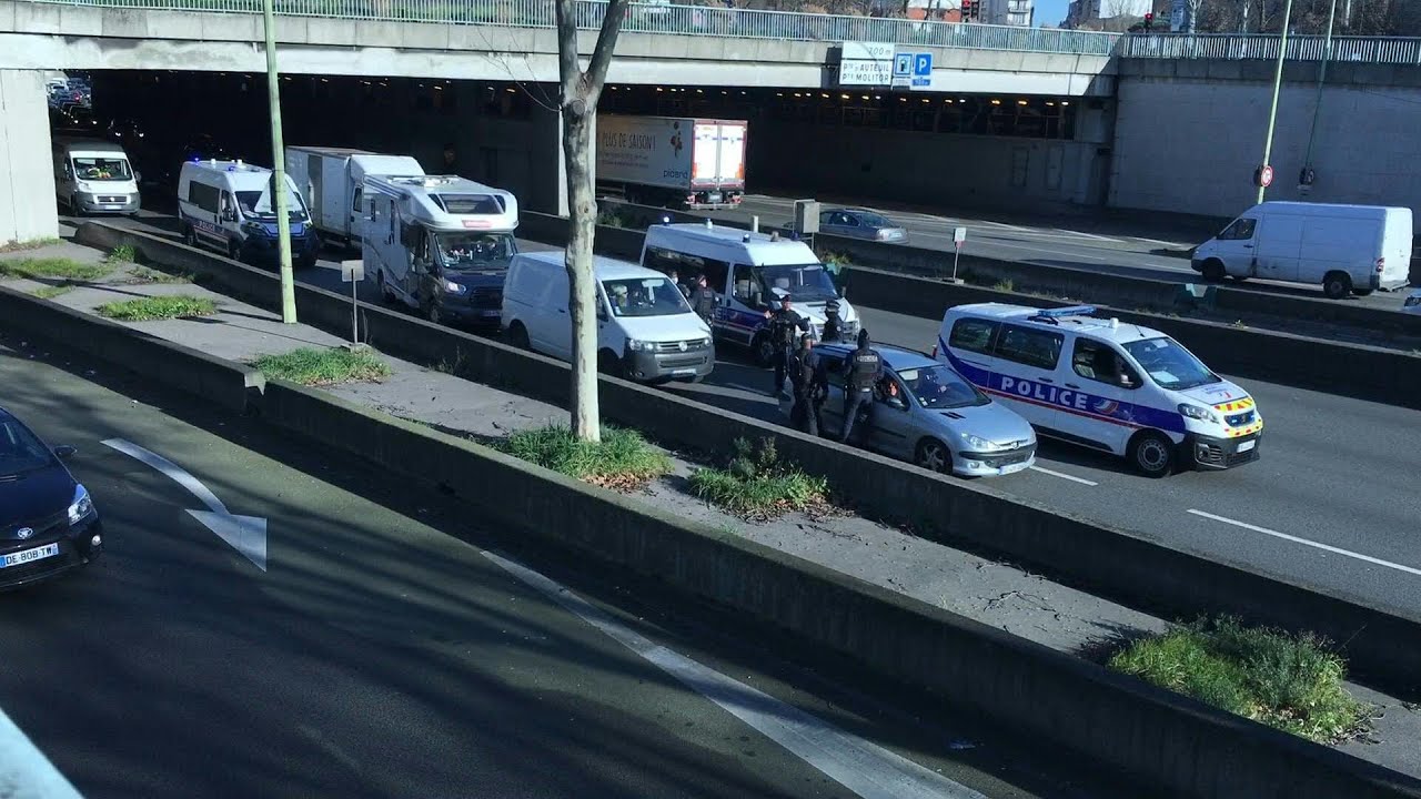 'Freedom convoy' forces police to block Paris ring road | AFP