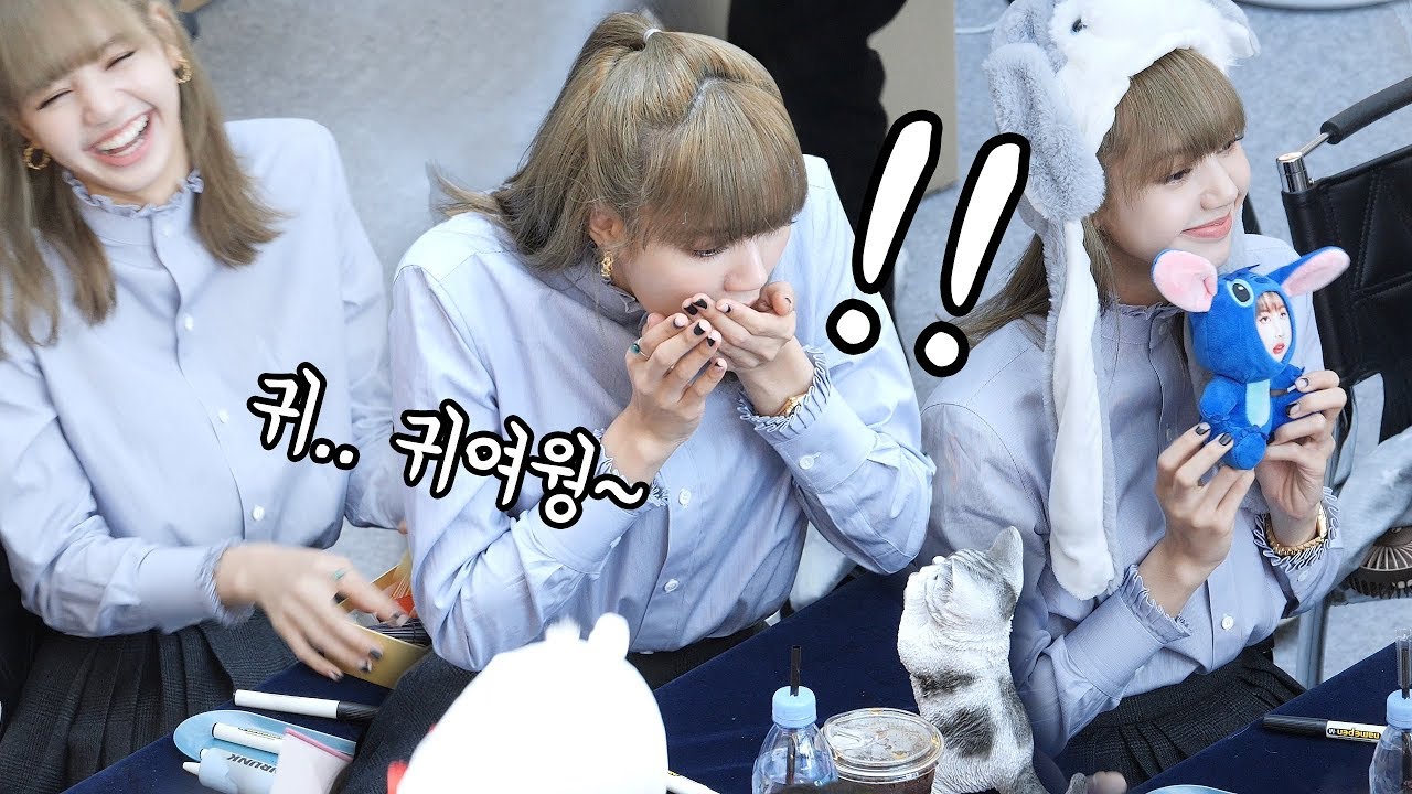 인형 선물 받는 리사 Lisa reaction, receives doll gift : 블랙핑크 팬사인회 BLACKPINK fansign event : 영등포 타임스퀘어 190630