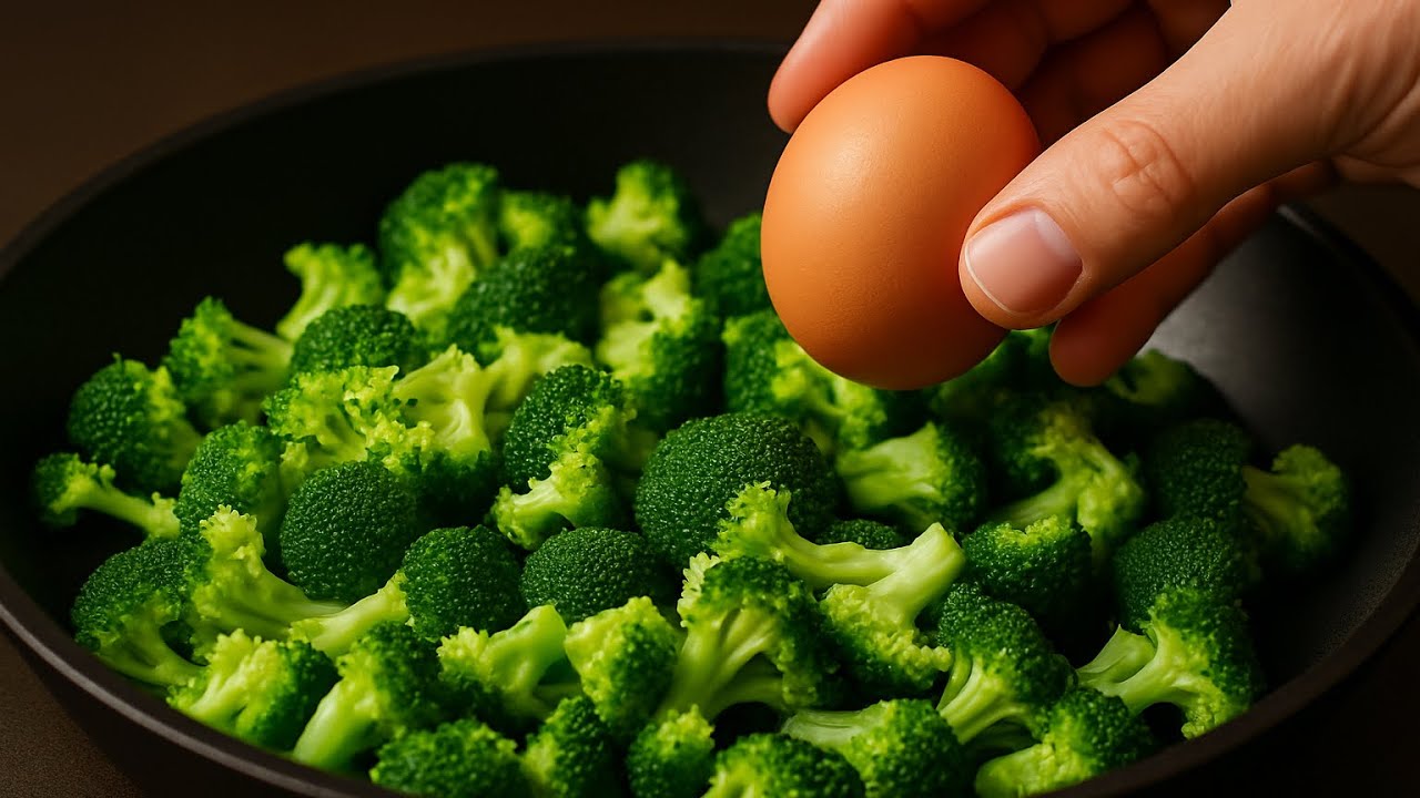 🥦 Broccoli Egg & Cheese Breakfast Hack &rarr; I Can&rsquo;t Stop Making It!