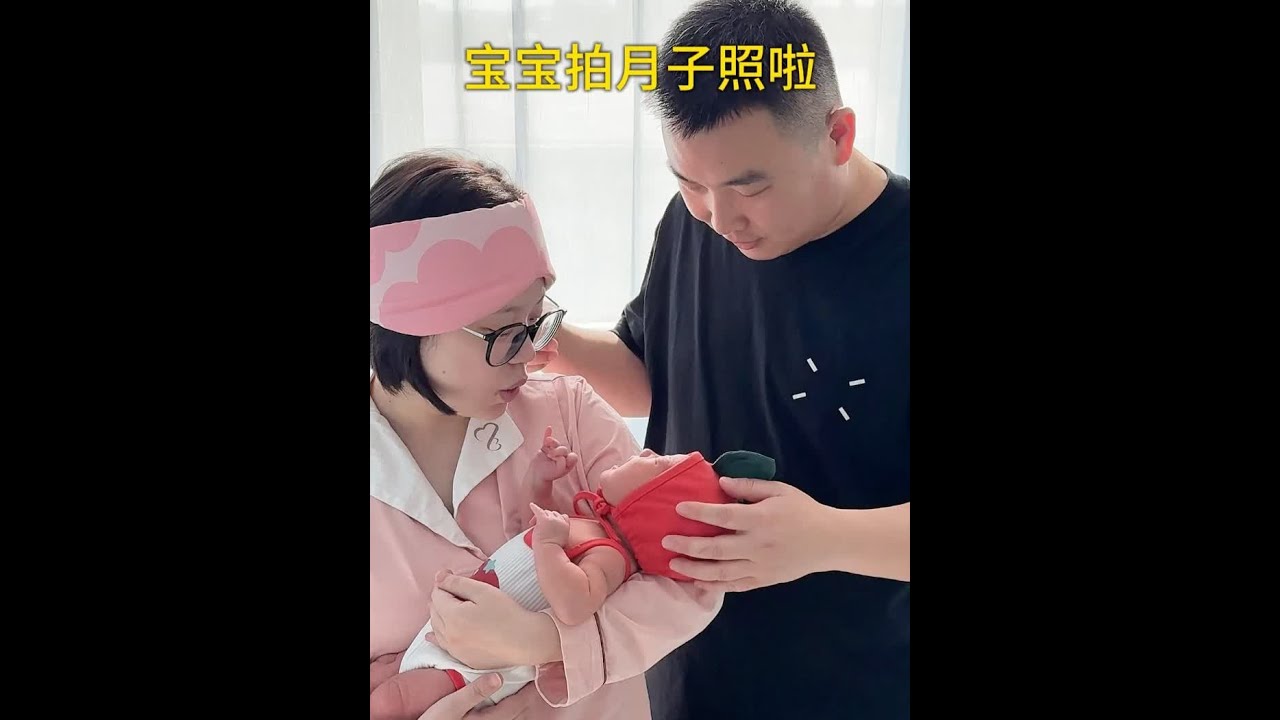 今天是宝宝出生第11天！安排了超有仪式感的月子照～小朝昭乖乖躺在毯子上，肉乎乎的小手小脚简直把我们萌化了！等宝宝长大再翻开照片，一定能感受到他被满满的爱意包裹着。愿我的宝贝带着这份爱，一路快乐长大～